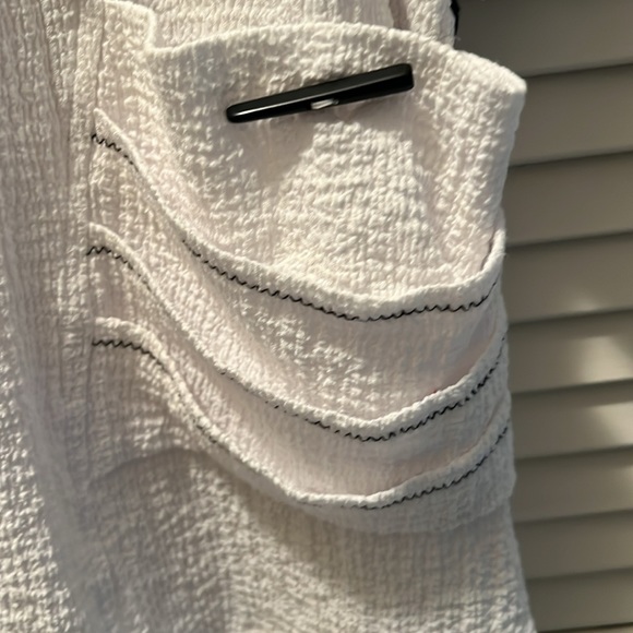 ALI MILES. WHITE with black trim tunic top. Crinkle fabric SPRING. Size small. - Picture 6 of 8